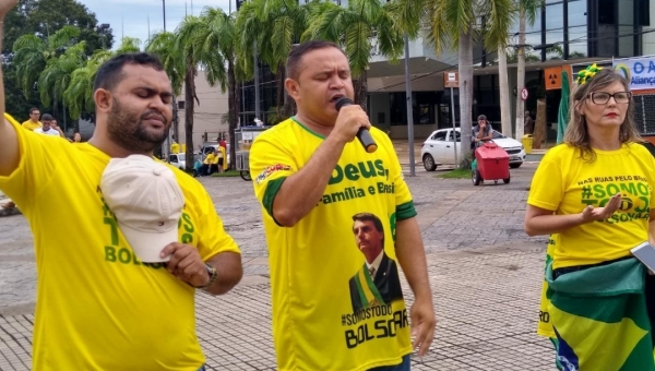 Durante ato no Acre, pastor ora e diz que potestades do mal tentam atrapalhar Bolsonaro