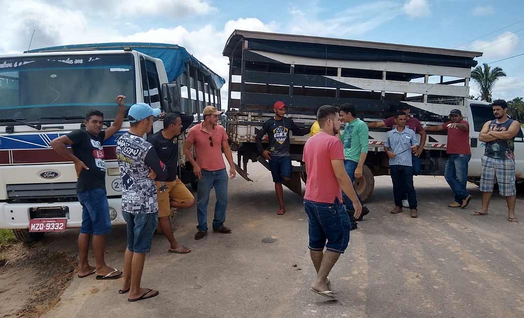 Toyoteiros fecham a BR-364, em Feijó, contra medidas adotadas pela Ageac