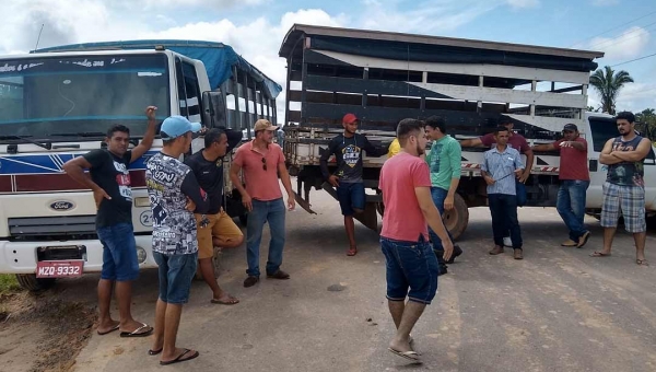 Toyoteiros fecham a BR-364, em Feijó, contra medidas adotadas pela Ageac