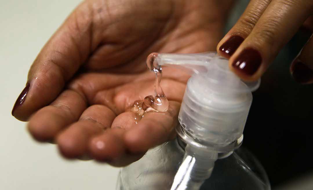 Álcool em gel e máscaras começam a desaparecer de farmácias em Tarauacá