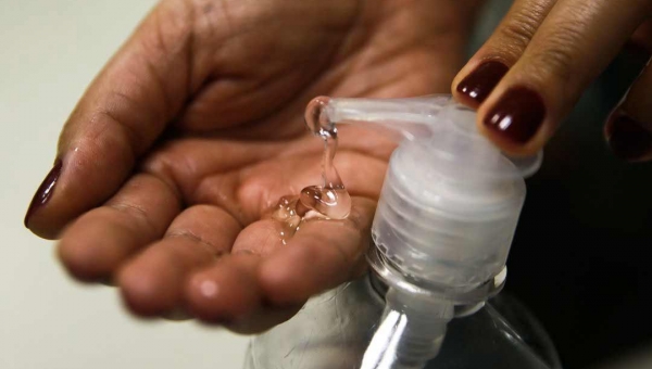 Álcool em gel e máscaras começam a desaparecer de farmácias em Tarauacá