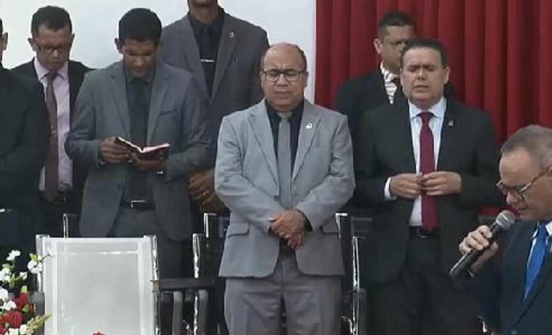 Assembleia de Deus ignora riscos do coronavírus e promove culto em seu templo sede em Rio Branco; pastor ora contra "pestes"