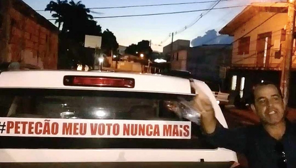 Irmão de Rocha e Mara detona Petecão com adesivaço em Rio Branco