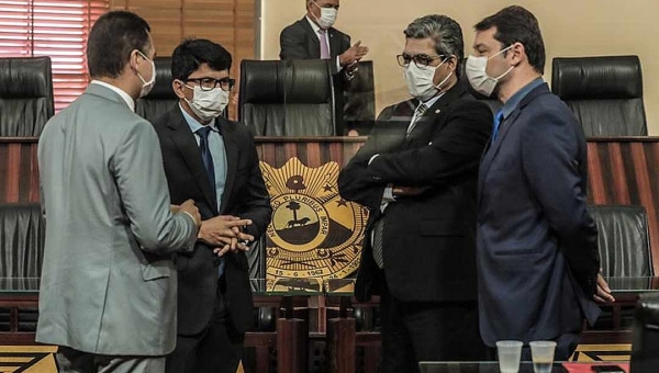 Com medo de serem as próximas vítimas, deputados aparecem durante a sessão com máscaras