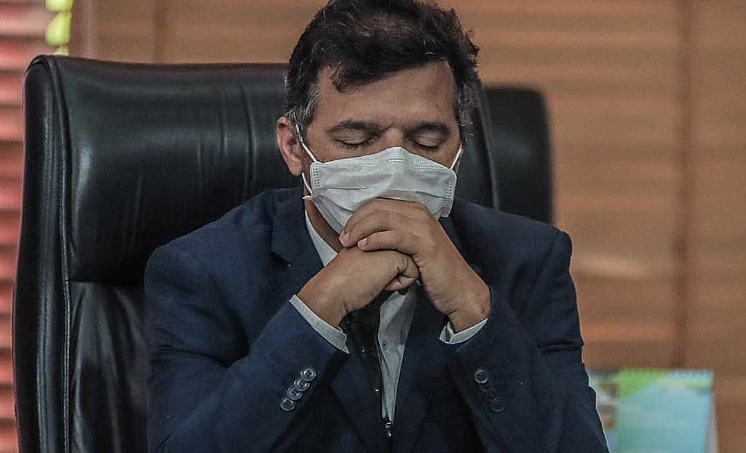 Deputado Vagner Felipe ora durante sessão extraordinária na Aleac