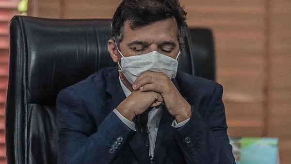 Deputado Vagner Felipe ora durante sessão extraordinária na Aleac