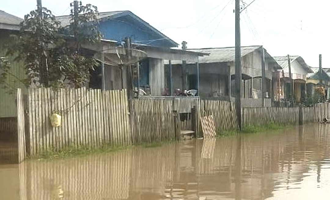 Rio Tarauacá transborda e invade ruas no Bairro da Praia