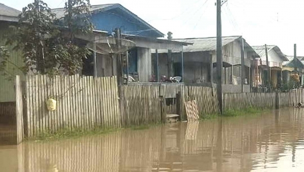 Rio Tarauacá transborda e invade ruas no Bairro da Praia