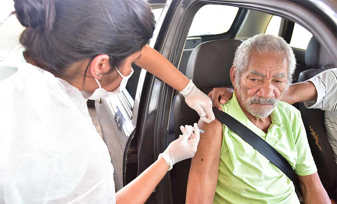 Balanço positivo: Mais de 1,9 mil idosos e profissionais de saúde foram vacinados no primeiro dia de campanha