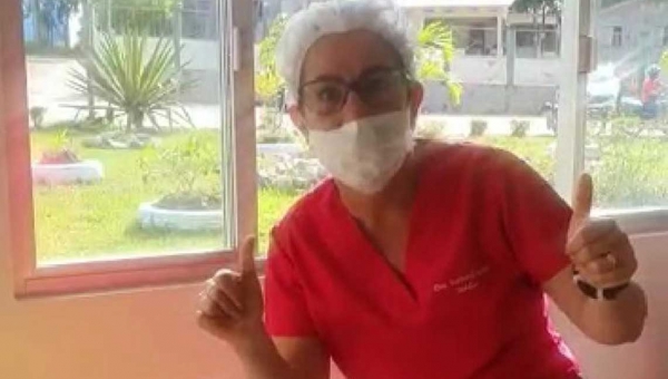 “Tem urna sobrando. Quem quiser morrer fique à vontade”, brinca em vídeo médica no interior do Acre 