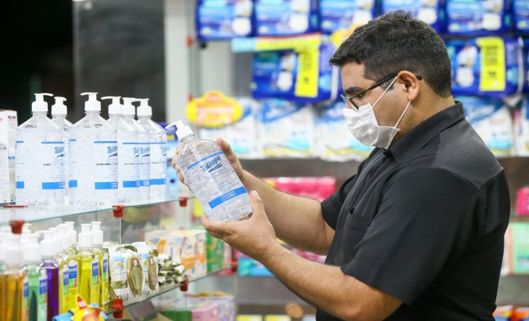 Por preços abusivos de álcool em gel e máscaras, Procon notificou 25 empresas no Acre 