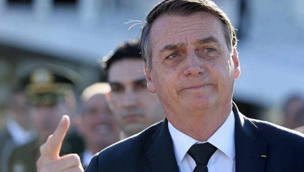 O brasileiro pula no esgoto e não acontece nada, diz Bolsonaro