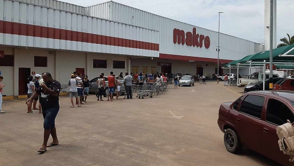 Pelo segundo dia, fila enorme se forma do lado de fora do Makro em Rio Branco
