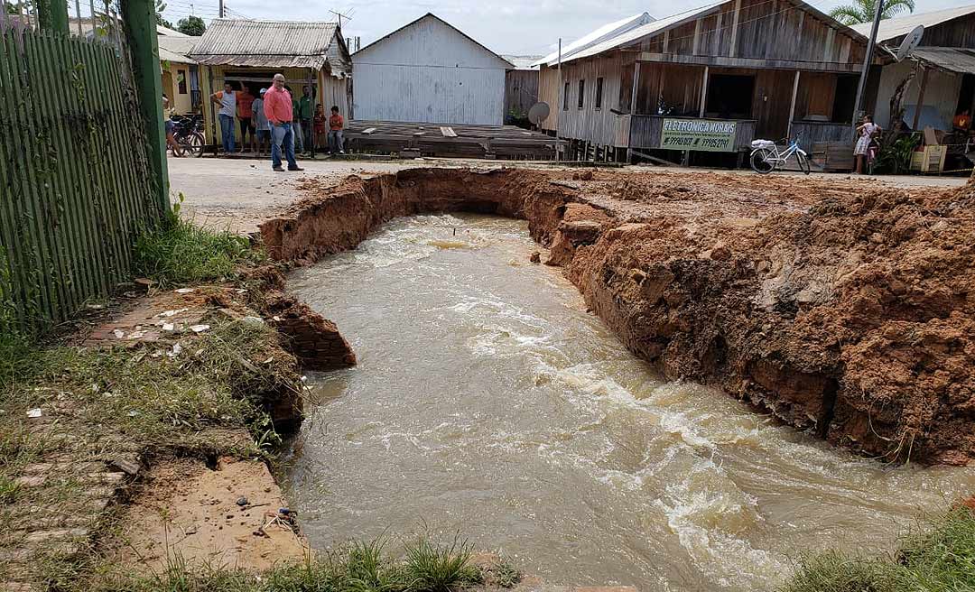 Cratera de seis metros se abre em rua de Tarauacá após vazante de rio no município