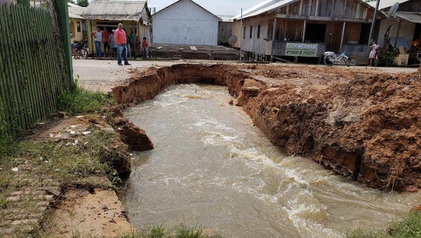 Cratera de seis metros se abre em rua de Tarauacá após vazante de rio no município