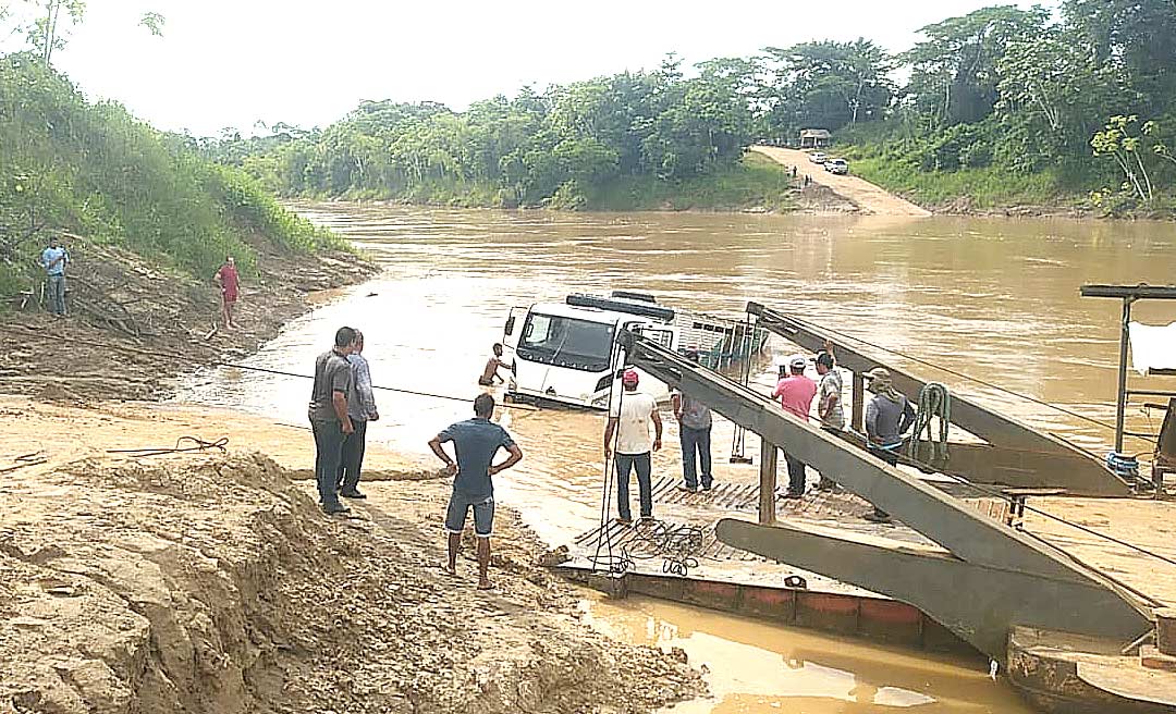 Caminhão cai no rio Acre em Xapuri durante embarque em balsa