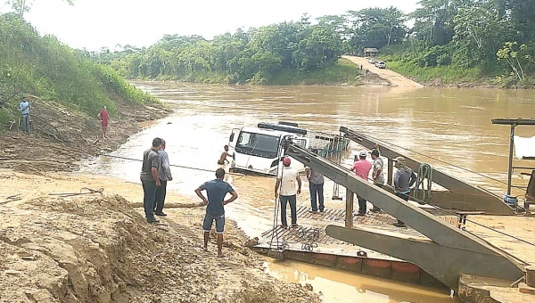 Caminhão cai no rio Acre em Xapuri durante embarque em balsa