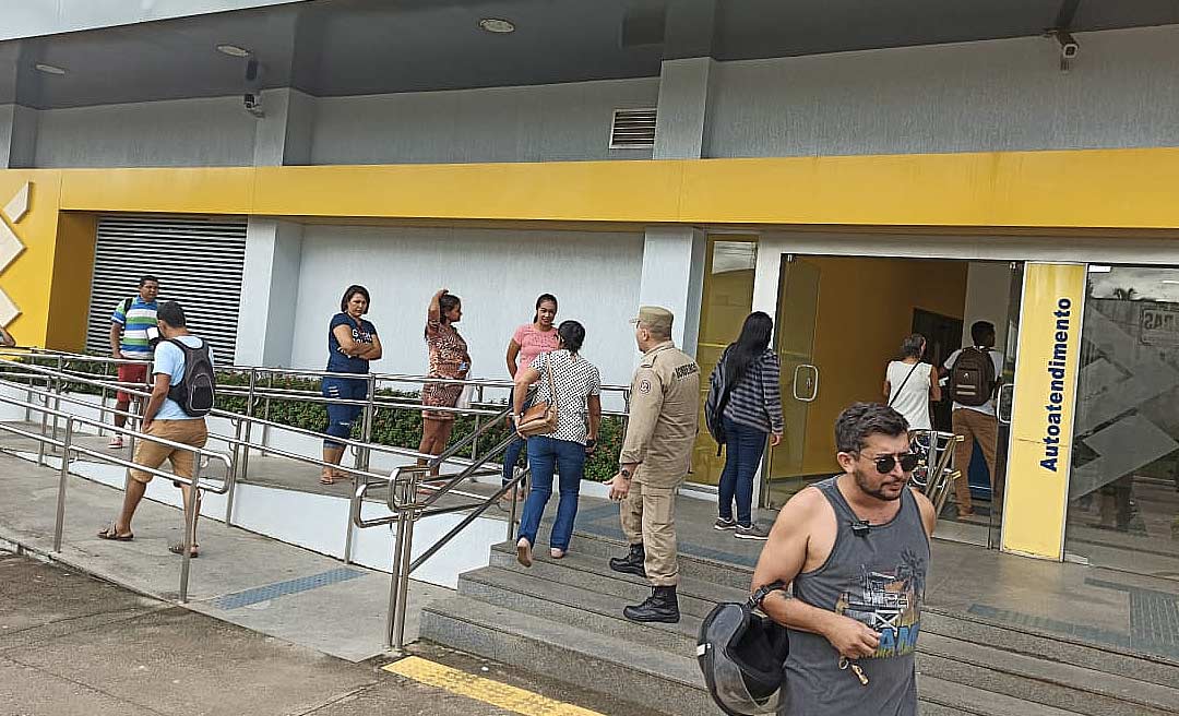 Bombeiros desfazem aglomeração de pessoas no Centro de Cruzeiro do Sul