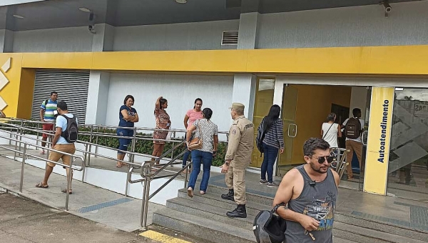 Bombeiros desfazem aglomeração de pessoas no Centro de Cruzeiro do Sul