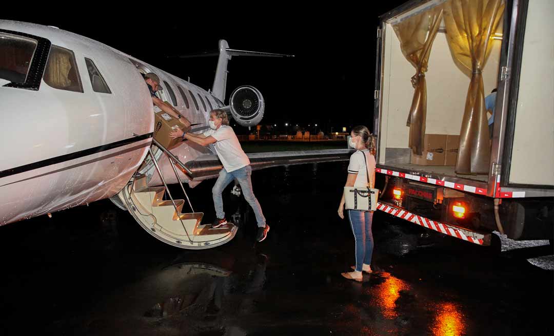 Covid-19: Governo freta aeronave e recebe mais 42 caixas de insumos para exames