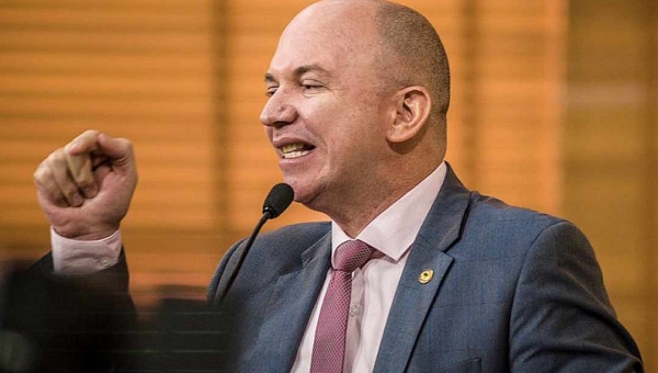 “Mais uma vez enfrentamos uma situação em que deputados da base expõem o governo”, diz Gehlen Diniz