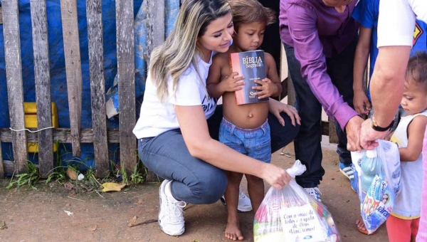 Missionária Gabriela Câmara participa de entrega de cestas básicas na Cidade do Povo