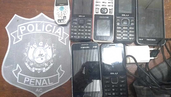 Policiais penais apreendem celulares nas proximidades do presídio de Sena Madureira