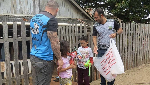 PM do Acre entrega ovos da Páscoa a crianças carentes em Rio Branco