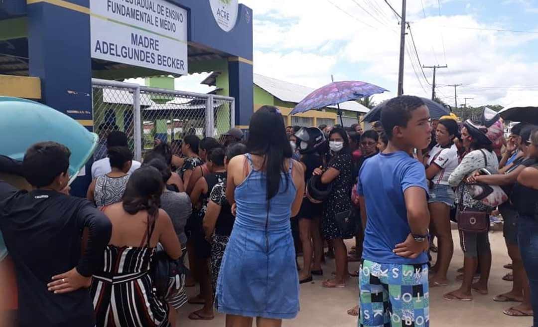 Famílias se aglomeraram na frente de escolas de Cruzeiro do Sul para receber cestas básicas