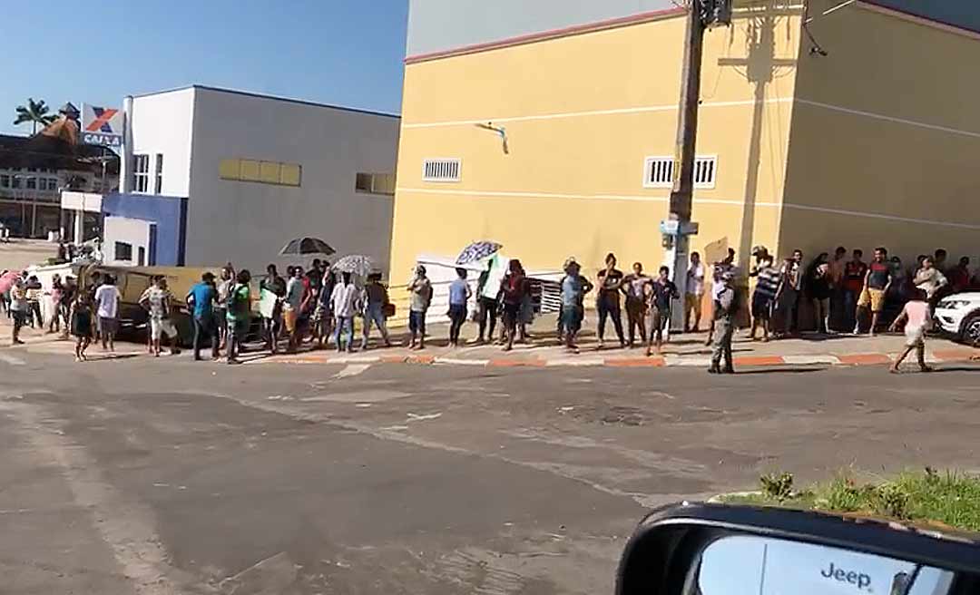 Saque dos R$ 600 gera fila gigante do lado de fora de agência em Cruzeiro