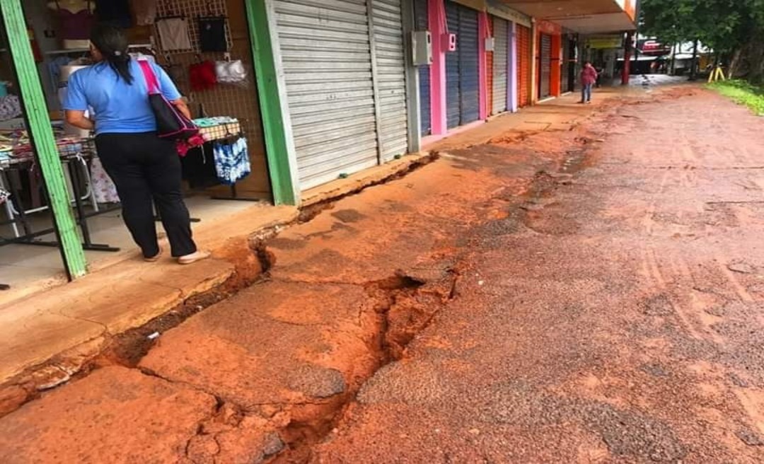 Calçadão às margens do rio Acre em Rio Branco apresenta rachaduras após forte chuva