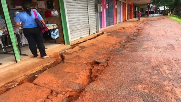 Calçadão às margens do rio Acre em Rio Branco apresenta rachaduras após forte chuva