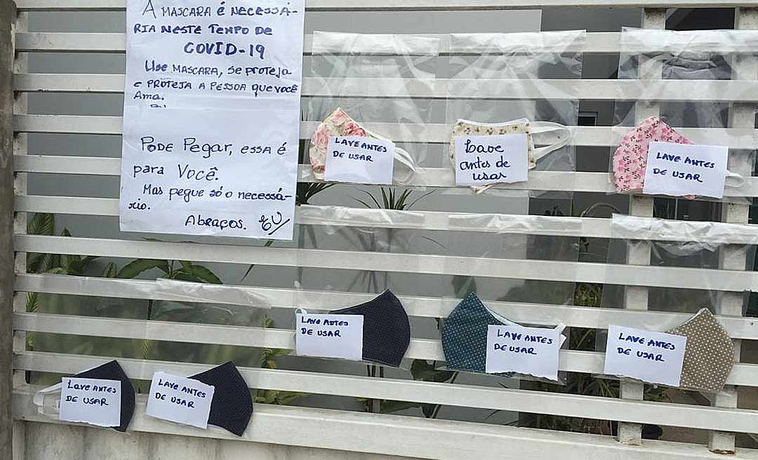 Professora aposentada faz máscaras e expõe na grade de sua casa para doação 