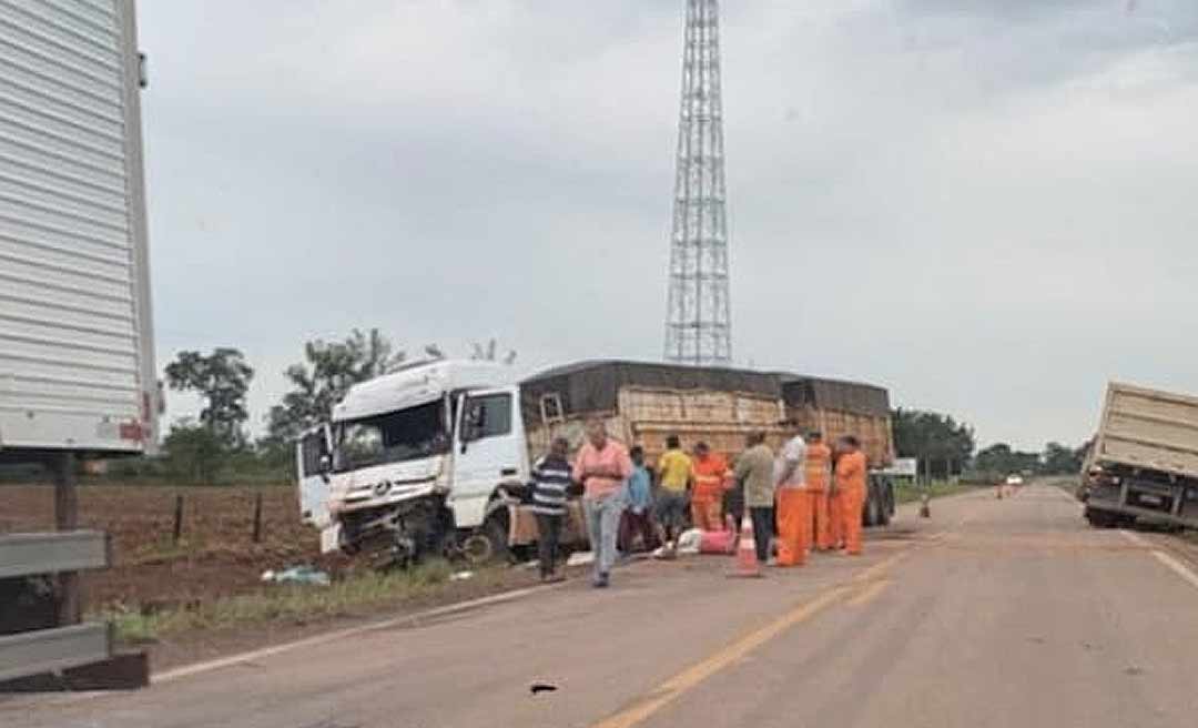 Batida entre carretas na BR-317 deixa duas pessoas feridas