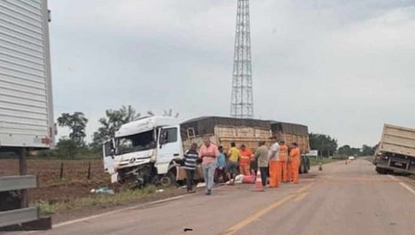 Batida entre carretas na BR-317 deixa duas pessoas feridas