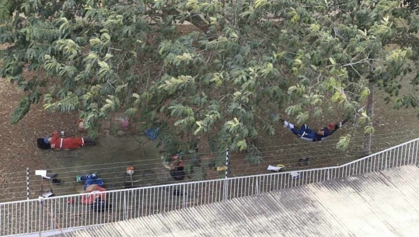 Fanpage da prefeitura publica foto de garis dormindo no chão durante horário de almoço