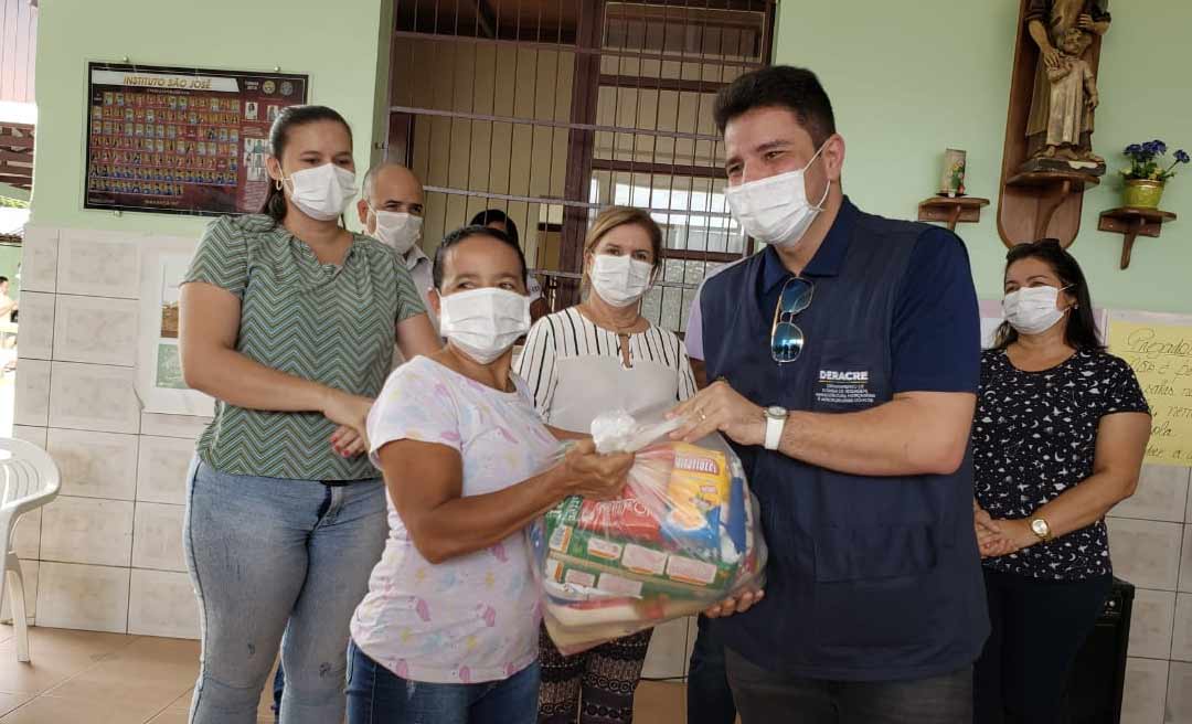 Gladson entrega 2,2 mil cestas básicas a famílias carentes em Tarauacá e vistoria serviços