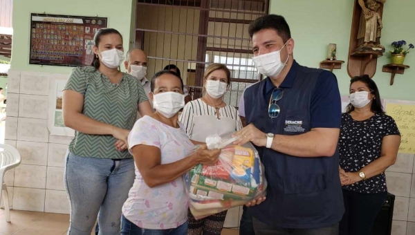 Gladson entrega 2,2 mil cestas básicas a famílias carentes em Tarauacá e vistoria serviços