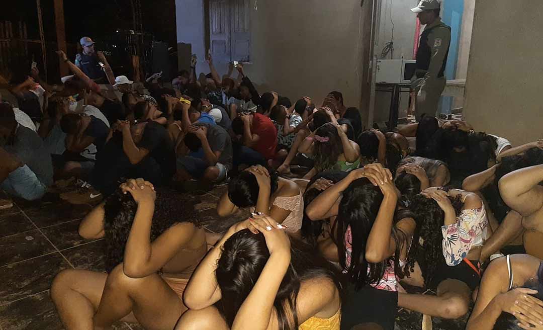 Festa regada a droga e álcool é interrompida e todos são levadas pela Polícia à delegacia para averiguação