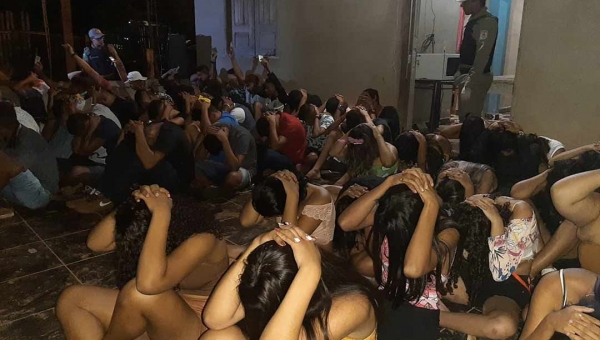 Festa regada a droga e álcool é interrompida e todos são levadas pela Polícia à delegacia para averiguação