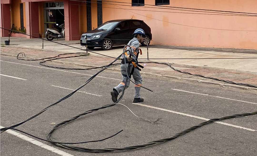 Caminhão derruba poste na Ceará e trânsito fica lento na manhã desta segunda-feira