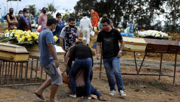 Covid-19 faz mortes dispararem em Manaus, e cemitério entra em colapso