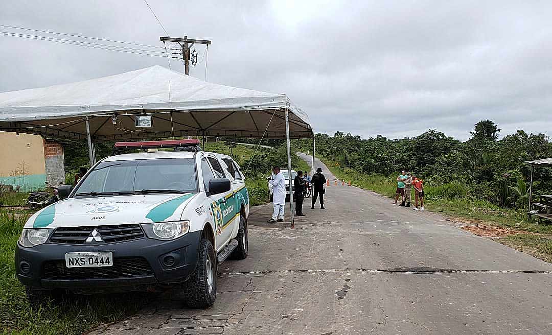 No interior do Acre, pessoas são flagradas em bagageiros tentando burlar barreira sanitária