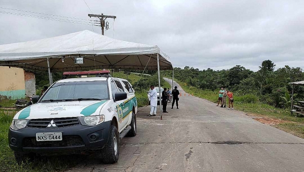 No interior do Acre, pessoas são flagradas em bagageiros tentando burlar barreira sanitária