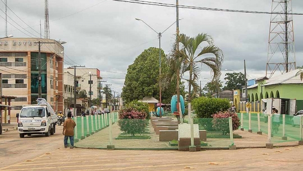 Moradores de Tarauacá se manifestam contra decisão de juíza sobre acesso à cidade e Procuradoria pode recorrer