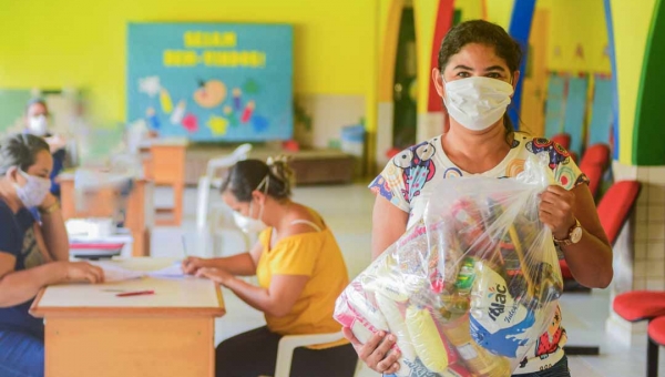 Prefeitura de Rio Branco inicia distribuição de kits de merenda escolar a alunos da rede municipal