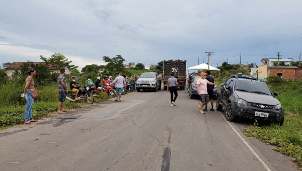 Coronavírus: Em Tarauacá, manifestantes protestam na BR-364 contra decisão de juíza