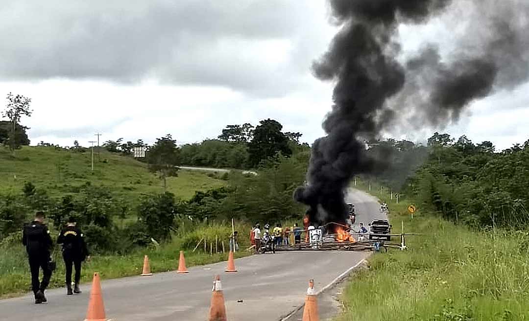 Contra decisão de juíza, moradores fecham BR-364 no interior do Acre