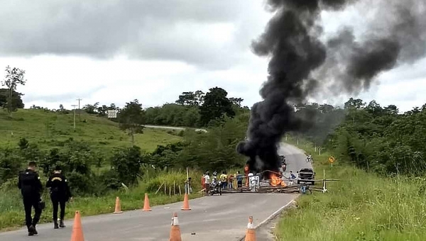 Contra decisão de juíza, moradores fecham BR-364 no interior do Acre