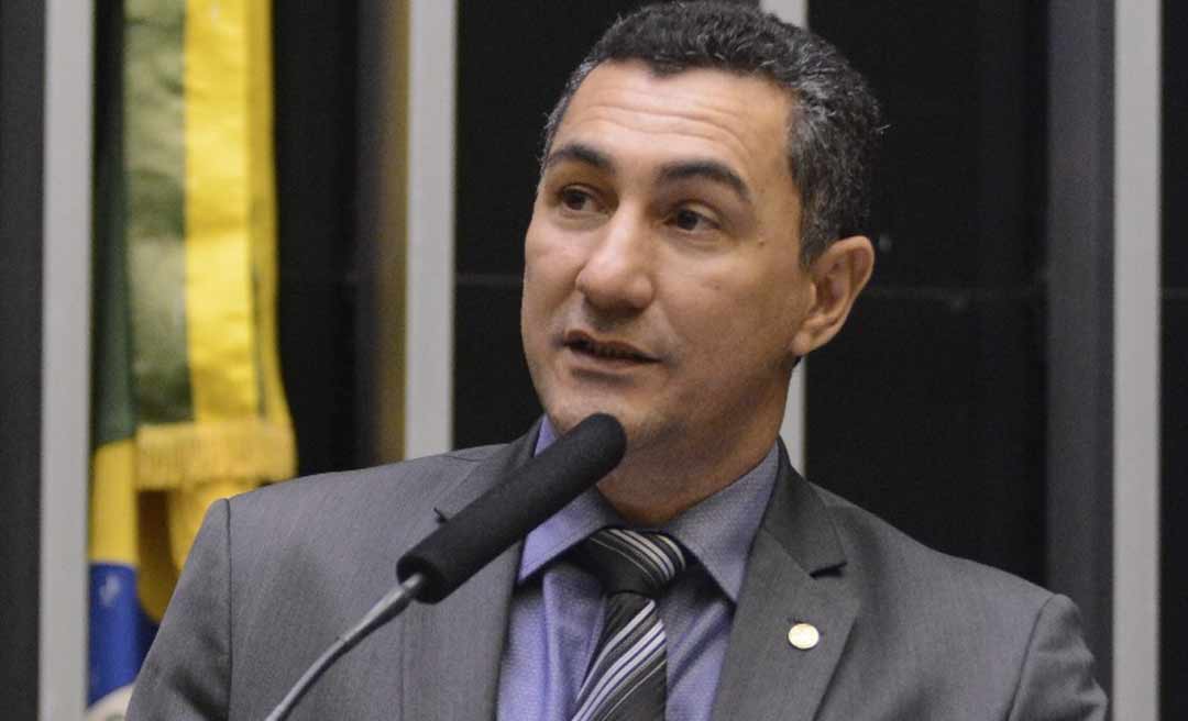 Deputado Jesus Sérgio vota favorável ao projeto que suspende pagamento do FIES